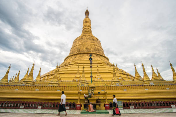 shwemawdaw paya la pagoda de un mayor de myanmar en bago, myanmar. - paya fotografías e imágenes de stock