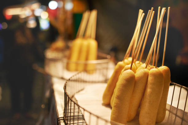 nada dice de comida callejera como corndogs - corn dog fotografías e imágenes de stock