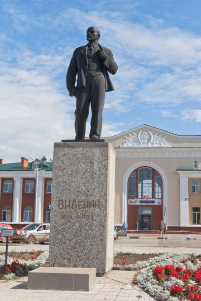 Monument to Vladimir Ilyich Lenin at the railway station "Kotlas South" of Arkhangelsk region Kotlas, Arkhangelsk region, Russia - August 12, 2016: Monument to Vladimir Ilyich Lenin at the railway station "Kotlas South" of Arkhangelsk region kotlas stock pictures, royalty-free photos & images