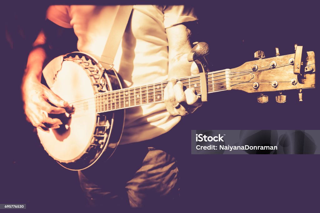 músico tocando el banjo en foto filtro retro - Foto de stock de Banjo libre de derechos