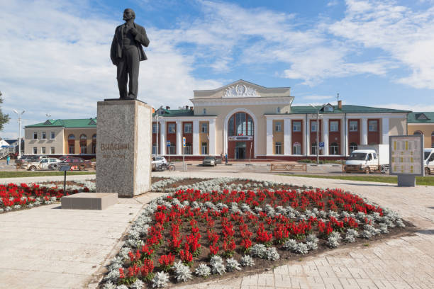 Monument to Vladimir Ilyich Lenin on the station square of the railway station "Kotlas South" of Arkhangelsk region Kotlas, Arkhangelsk region, Russia - August 12, 2016: Monument to Vladimir Ilyich Lenin on the station square of the railway station "Kotlas South" of Arkhangelsk region kotlas stock pictures, royalty-free photos & images