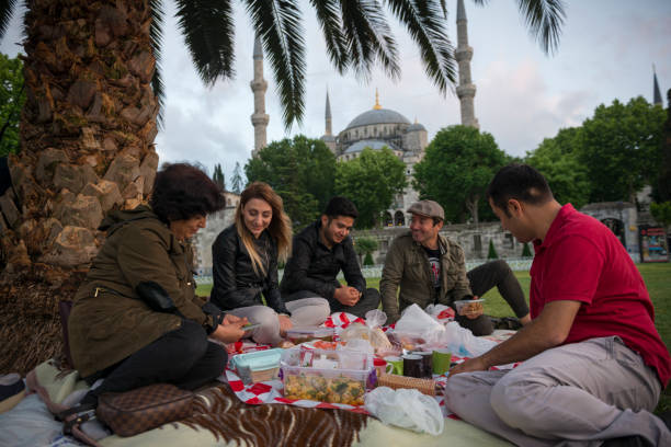 ludzie jedzący posiłek ramadanu iftar w stambule, turcja - city of post zdjęcia i obrazy z banku zdjęć