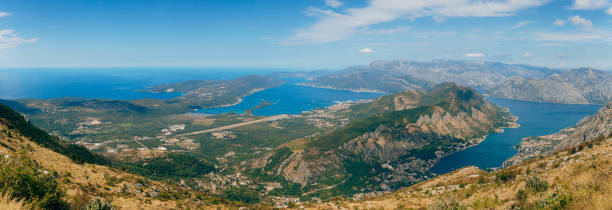 bucht von kotor von den höhen. blick vom mount lovcen auf die bucht - lovcen stock-fotos und bilder