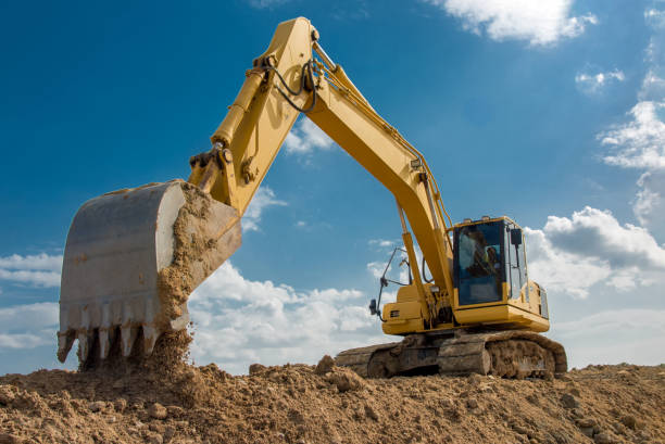 escavatore cielo blu macchina pesante cantiere - archeologia foto e immagini stock