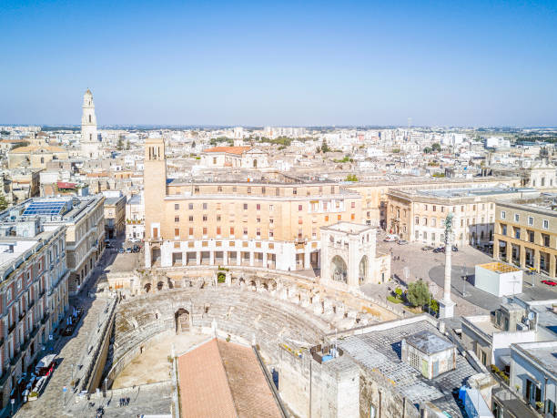 исторический центр города лечче, апулия, италия - lecce italy puglia church стоковые фото и изображения