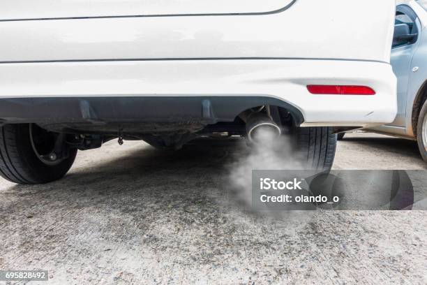 Foto de Gases De Combustão Saindo Do Tubo De Escape Do Carro Conceito De Poluição Do Ar e mais fotos de stock de Anti-higiênico