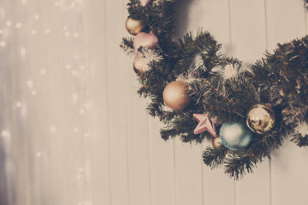 guirlanda de natal verde com decorações isolado - wreathed hornbill - fotografias e filmes do acervo