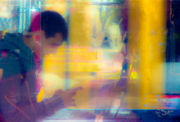 размытый молодой человек ходить и смотреть на свой мобильный телефон в оживленной улице города - dirty grunge teenager relationship difficulties стоковые фото и изображения