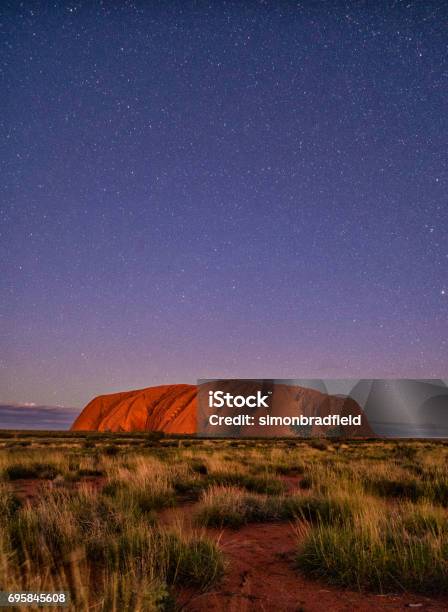 Photo libre de droit de Uluru Ciel De Nuit banque d'images et plus d'images libres de droit de Uluru - Uluru, Australie, Parc National