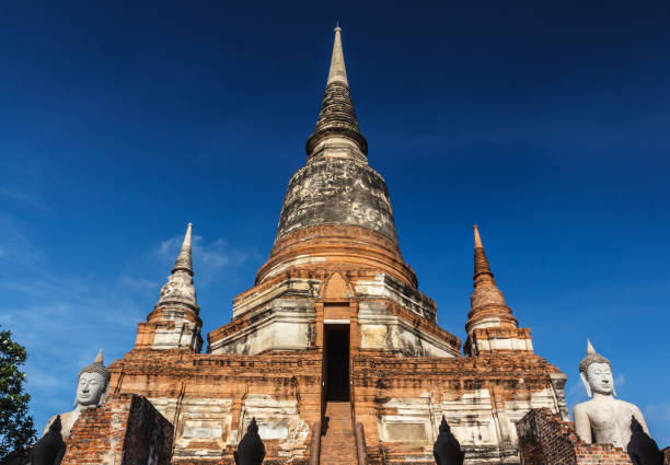 vieja pagoda antigua - laos luang phabang thailand religion fotografías e imágenes de stock