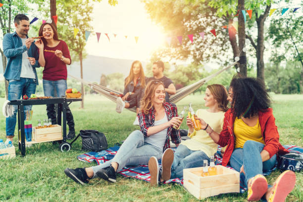 amigos que apreciam um churrasco no parque - summer women hammock nature - fotografias e filmes do acervo