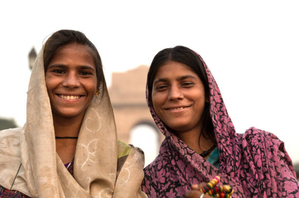 meninas de cigana indiana, nova deli, índia - human face india new delhi traditional culture - fotografias e filmes do acervo