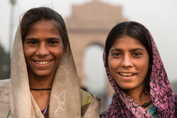 meninas de cigana indiana, nova deli, índia - human face india new delhi traditional culture - fotografias e filmes do acervo