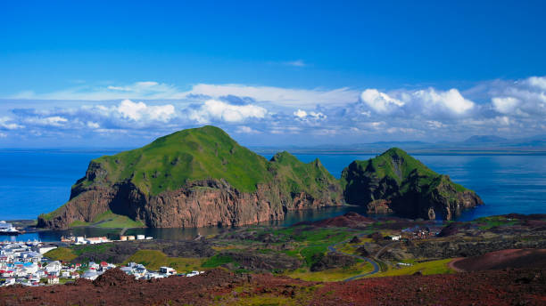 panorama de heimaey ilha e cidade, arquipélago de vestmannaeyjar, islândia - grass area hill sky mountain range - fotografias e filmes do acervo