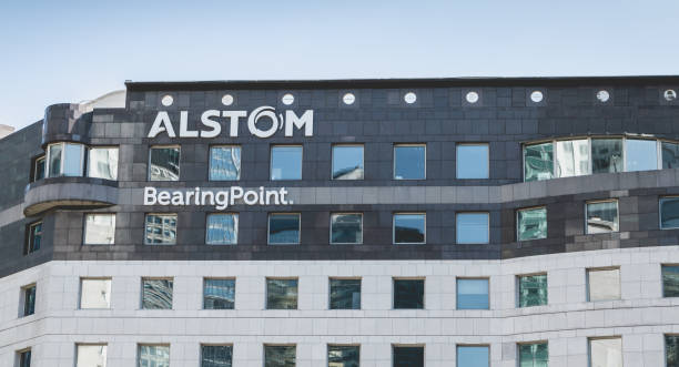 gros plan sur le gratte-ciel « alstom » dans le quartier des affaires de la défense, à paris, france - alstom photos et images de collection