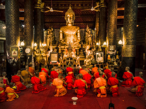 佛教僧侶在衛塞節瑯勃拉邦在掃管笏郵件裡禱告 - vesak day 個照片及圖片檔
