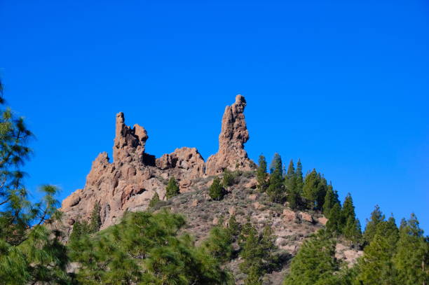 formation rocheuse à roque nublo, gran canaria - mountain rock sun european alps photos et images de collection