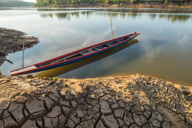 лодка на реке - dry river textured effect dirt стоковые фото и изображения