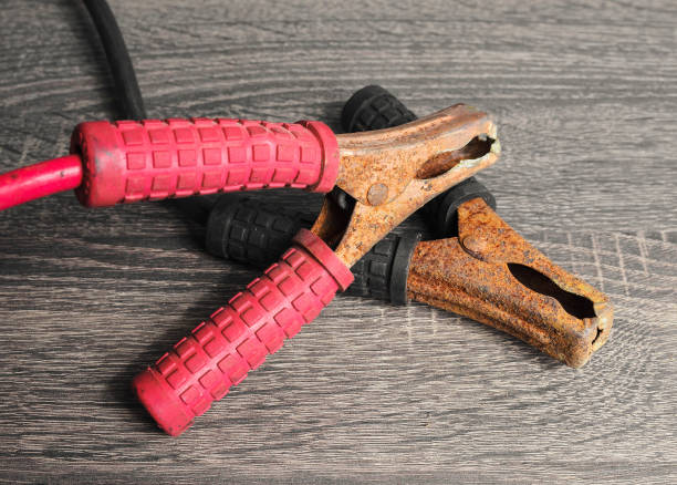 istock Jumper cables to recharge the car battery 695910066