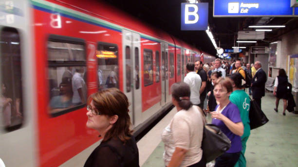 ドアをすでに待っている人が鉄道のオープンにドイツ ヨーロッパ フランクフルト鉄道駅に到着しました。 - train door vehicle door open ストックフォトと画像