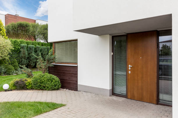 porta de entrada de madeira para casa moderna - wooden doors - fotografias e filmes do acervo