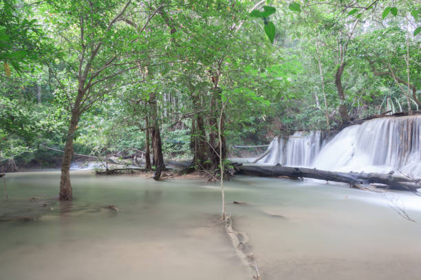 huaymaekamin chute d’eau est belle cascade à kanchanaburi, thaïlande - national park kanchanaburi province thailand waterfall photos et images de collection