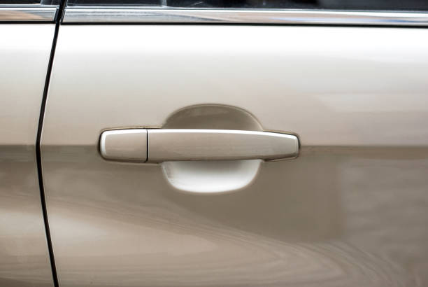 istock Handle door opening in the vehicle 695920026