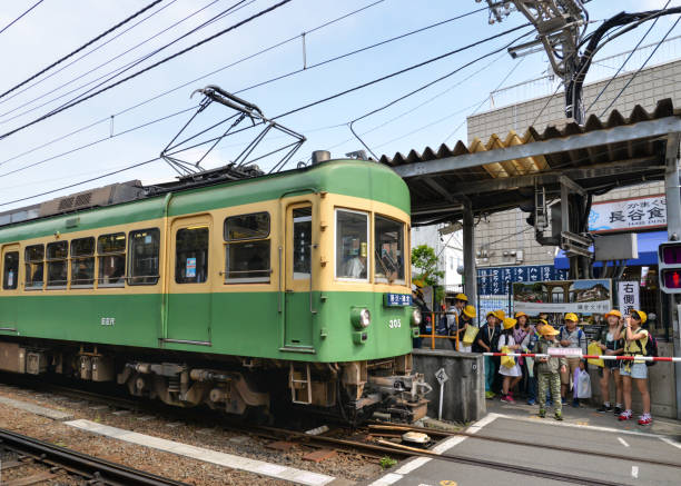 chemin de fer électrique d’enoshima, kamakura, japon - kamakura japan tourist people photos et images de collection