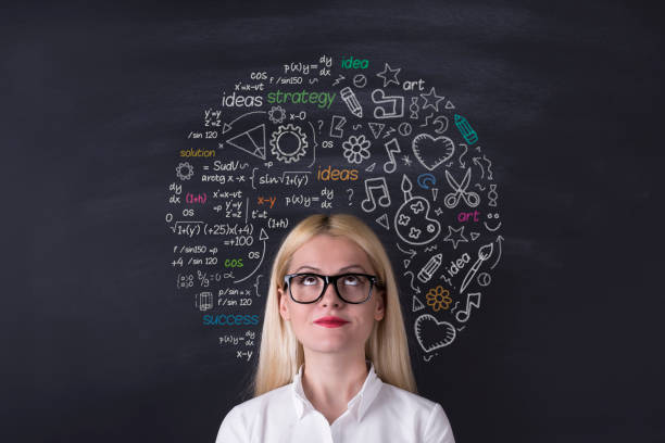 бизнес-женщина полушария мозга на доске - mathematics mathematical symbol blackboard education стоковые фото и изображения