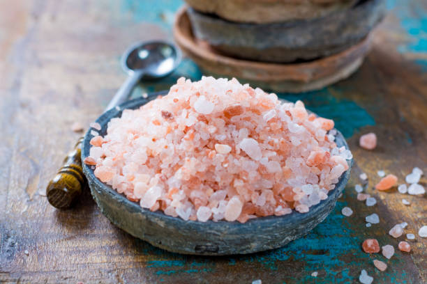натуральная розовая соль из гималаев готова к использованию - pink pepper фотографии стоковые фото и изображения