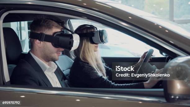 Junge Frau Für Eine Probefahrt In Einem Neuen Auto Mit Vr Stockfoto und mehr Bilder von Virtual-Reality-Simulator