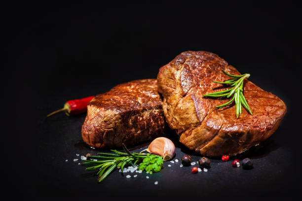 filete de res a la parrilla carnes con especias - filet mignon steak fillet beef fotografías e imágenes de stock