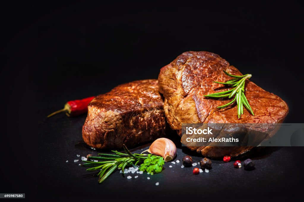 Bifes com especiarias de filé de carne grelhado - Foto de stock de Bife royalty-free