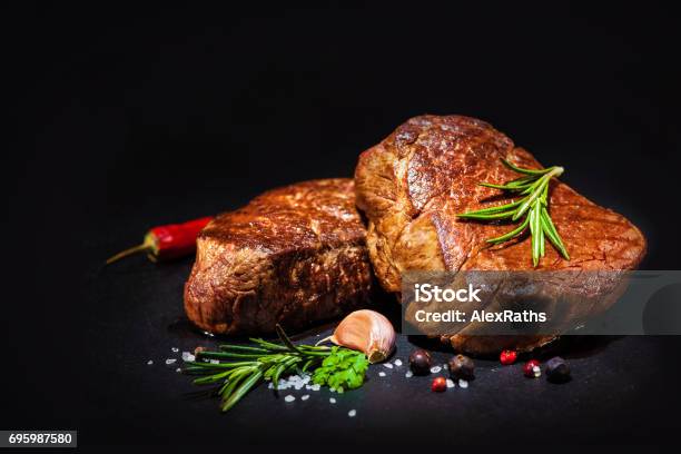 Foto de Bifes Com Especiarias De Filé De Carne Grelhado e mais fotos de stock de Bife - Bife, Carne de Vaca, Escuro