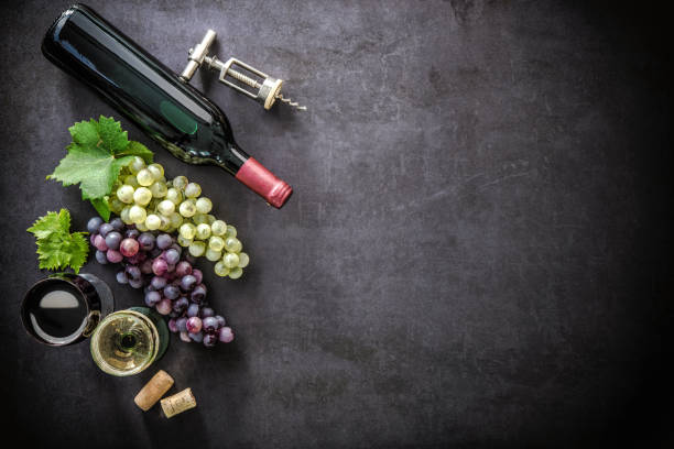 botella de vino, copas, uvas y corchos - cork wine corkscrew old fotografías e imágenes de stock