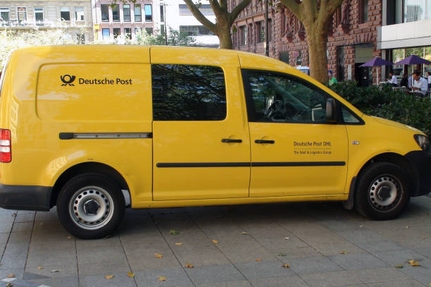 paquet de deutsche post livraison van véhicule garée dans la rue en europe de l’ouest allemagne francfort - mail german culture sign deutsche post ag photos et images de collection