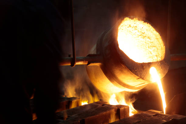líquido industria del acero fundido - foundry industry iron melting fotografías e imágenes de stock