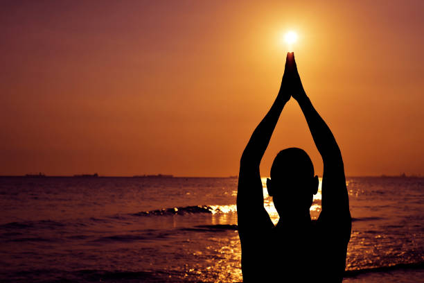 jeune homme, faire du yoga en plein air - salutation au soleil photos et images de collection