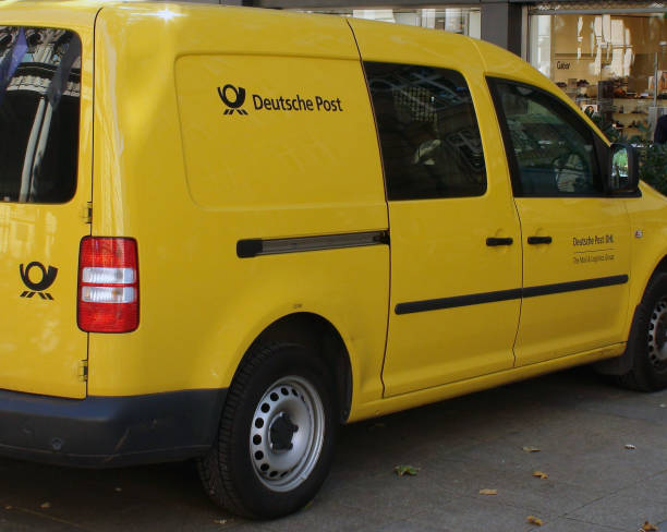 пакет deutsche post, доставляющий автомобиль van, припаркованный на улице во франкфурте-на-майне, германия, западная европа - mail german culture sign deutsche post ag стоковые фото и изображения