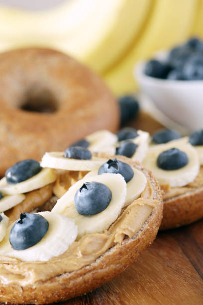 Bananes, bleuets et beurre d’arachide sur pain bagels - shallow dof - Photo