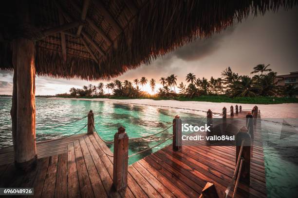 Schöne Aussicht In Richtung Tropenstrand Und Hölzernen Wasservilla Punta Cana Stockfoto und mehr Bilder von Bora Bora-Atoll