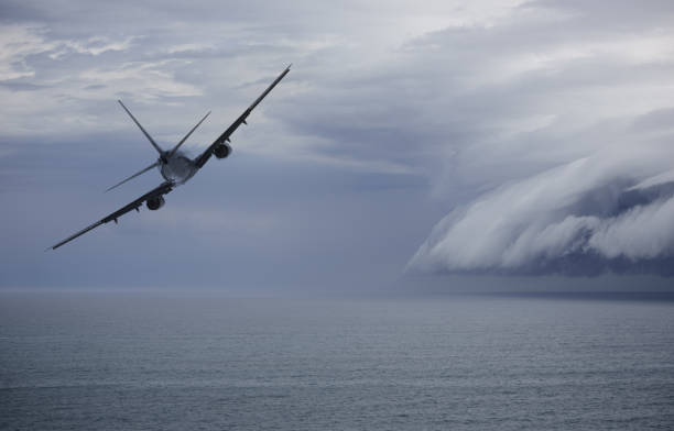 avion en évitant le problème venir : tempête épique - turbulence photos et images de collection