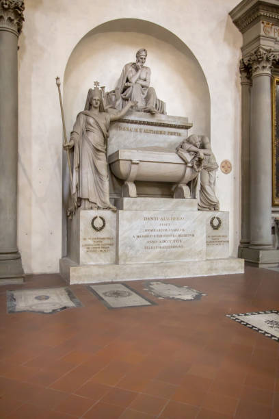 grób wielkiego włoskiego poety dantego alighieriego (danti aligherio) w bazylice santa croce we florencji - danti zdjęcia i obrazy z banku zdjęć