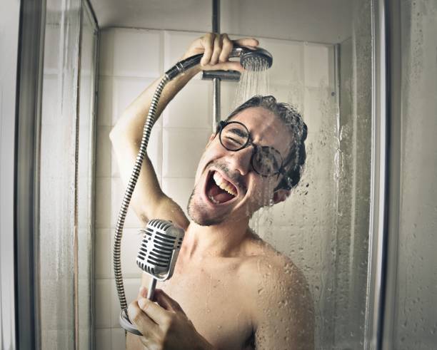 chanteur sous la douche - men naked water male photos et images de collection