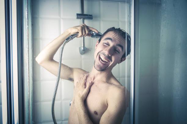 man 歌のシャワー - men naked shower bathroom ストックフォトと画像