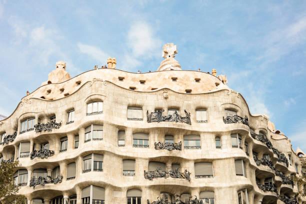 fachada da casa mila (também conhecida como la pedrera) em barcelona, espanha - barcelona la pedrera spain catalonia - fotografias e filmes do acervo