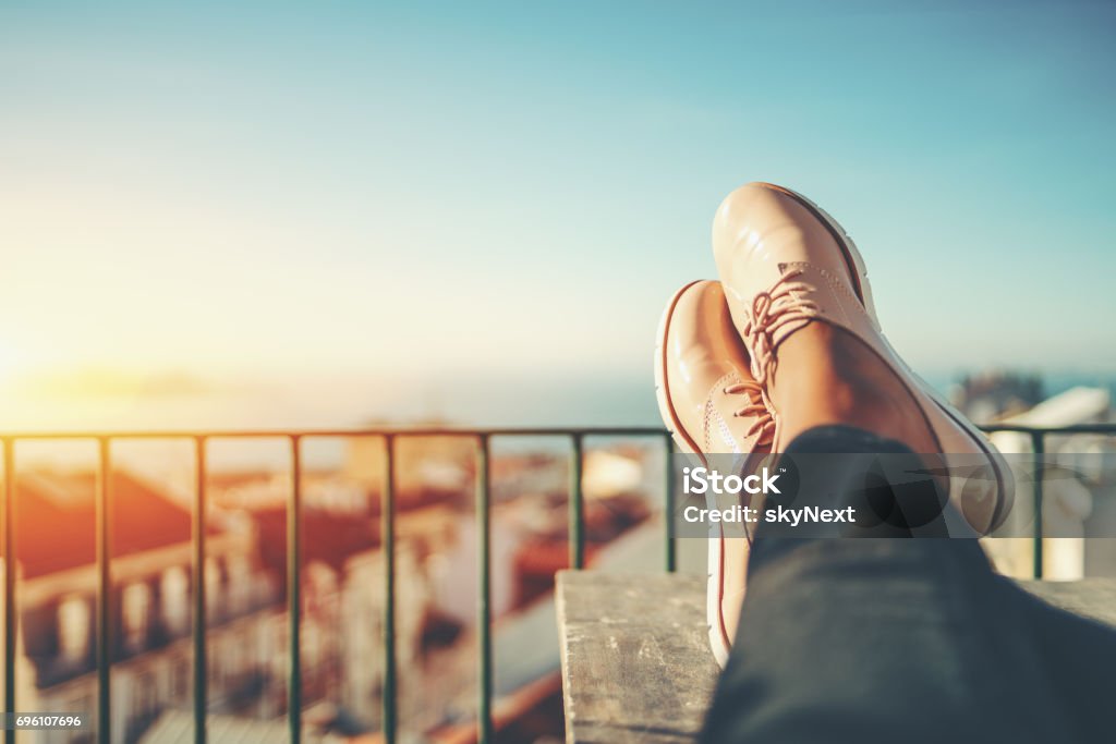 Close-up weiblicher Füße ruhen auf Tisch - Lizenzfrei Entspannung Stock-Foto