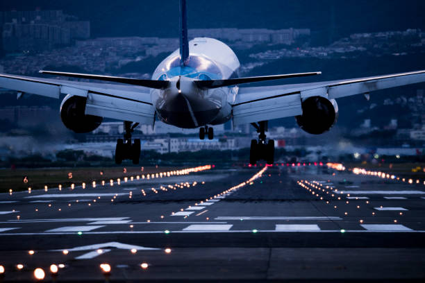 la parte posterior del aeroplano en el depósito. - direction air vehicle commercial airplane equipment fotografías e imágenes de stock