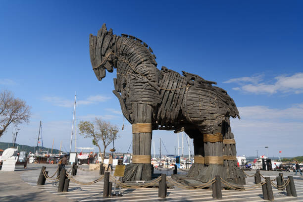 деревянный троянский конь в канаккале, турция - horse troy turkey imitation стоковые фото и изображения