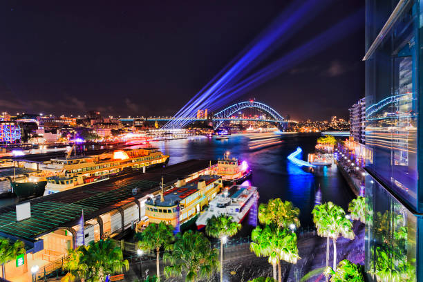 istock Sy Vivid 17 Circ Quay Above Glass Wall 696143974